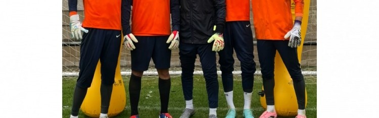 世界杯历届冠军-王大雷社媒晒4名泰山门将与教练合影：新赛季一起加油呀！