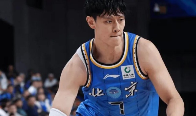 世界杯历史数据-曾凡博醒不了了？无持球+三分罚球效率低下，末节仍在持续犯错！